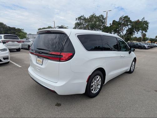 Bright White Clearcoat 2027 Chrysler Pacifica L
