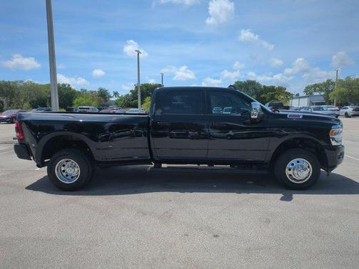 Diamond Black Crystal Pearlcoat 2024 RAM 3500 Laramie Crew Cab 4x4 8' Box