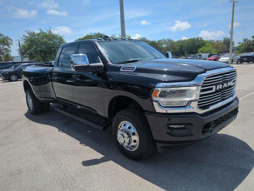 Diamond Black Crystal Pearlcoat 2024 RAM 3500 Laramie Crew Cab 4x4 8' Box