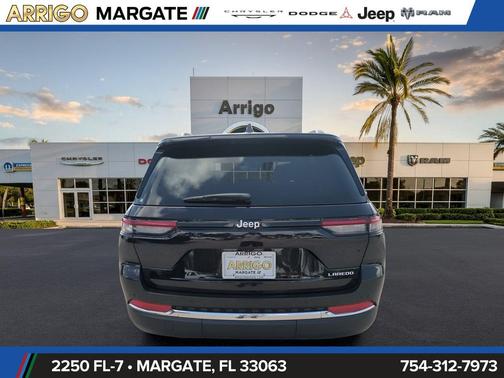Diamond Black Crystal Pearlcoat 2026 Jeep Grand Cherokee Laredo