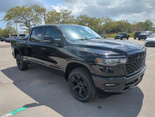 Diamond Black Crystal Pearlcoat 2026 RAM 1500 Big Horn/Lone Star