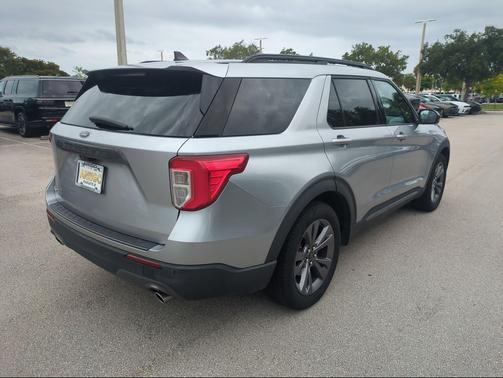 Iconic Silver Metallic 2022 Ford Explorer XLT