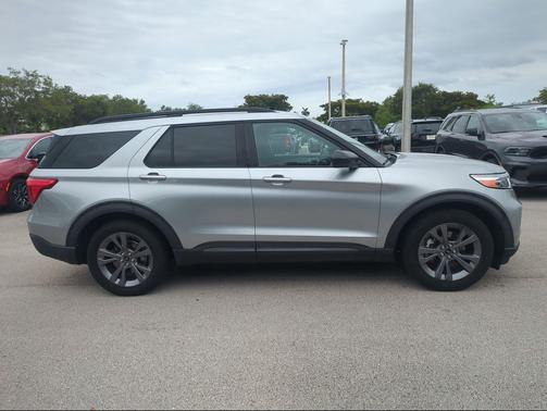 Iconic Silver Metallic 2022 Ford Explorer XLT