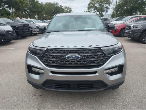 Iconic Silver Metallic 2022 Ford Explorer XLT