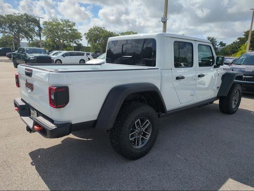 Bright White Clearcoat 2026 Jeep Gladiator Mojave 4x4