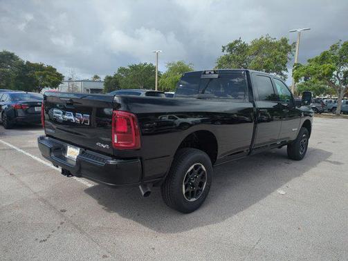 Diamond Black Crystal Pearlcoat 2026 RAM 3500 Laramie Crew Cab 4x4 8' Box