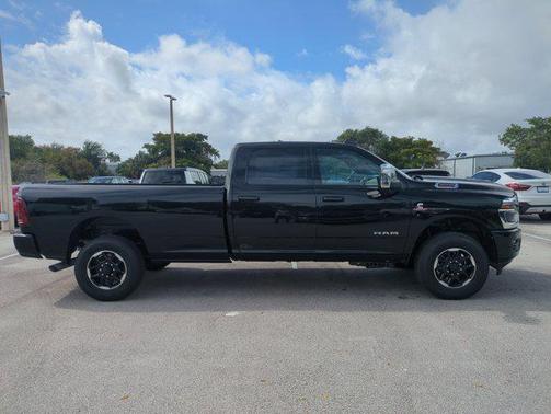 Diamond Black Crystal Pearlcoat 2026 RAM 3500 Laramie Crew Cab 4x4 8' Box