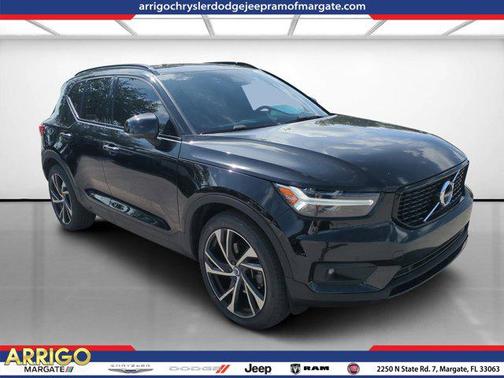 Onyx Black Metallic 2022 Volvo XC40 T5 R-Design