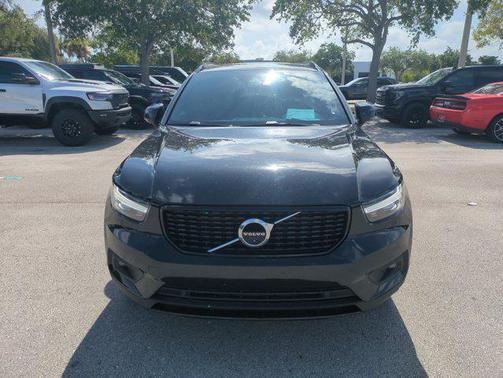 Onyx Black Metallic 2022 Volvo XC40 T5 R-Design