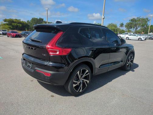 Onyx Black Metallic 2022 Volvo XC40 T5 R-Design