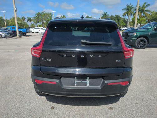 Onyx Black Metallic 2022 Volvo XC40 T5 R-Design