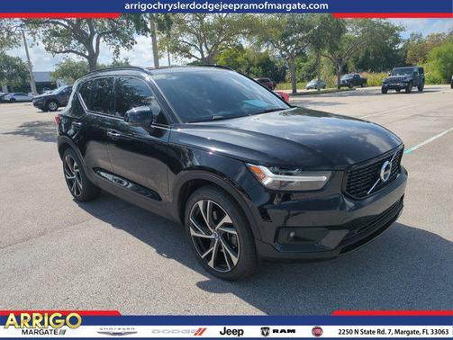 Onyx Black Metallic 2022 Volvo XC40 T5 R-Design