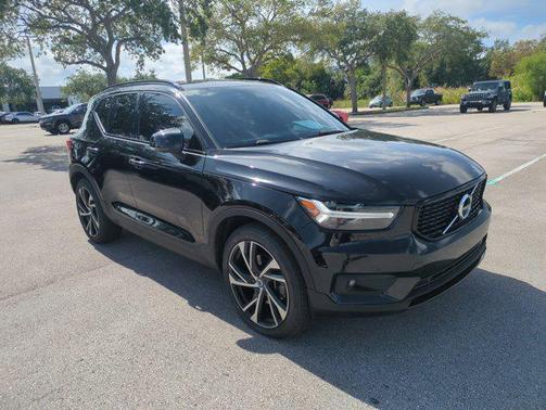 Onyx Black Metallic 2022 Volvo XC40 T5 R-Design