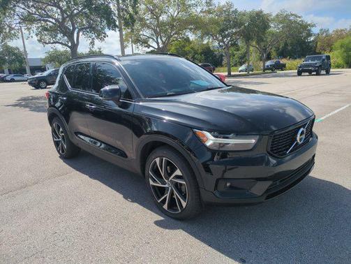 Onyx Black Metallic 2022 Volvo XC40 T5 R-Design