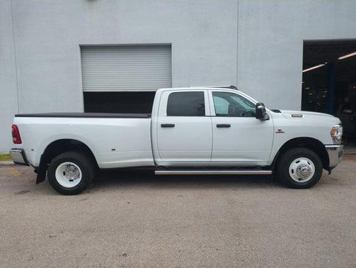 2024 RAM 3500 Tradesman Crew Cab 4x4 8' Box
