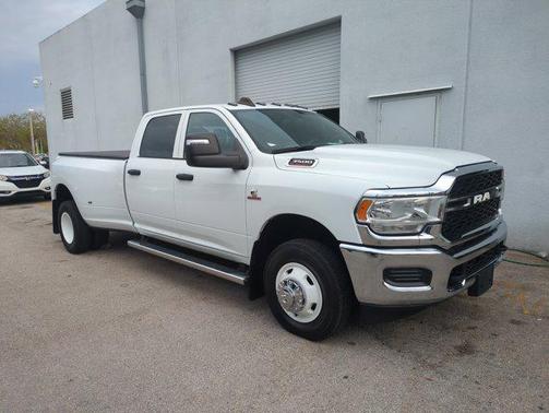 2024 RAM 3500 Tradesman Crew Cab 4x4 8' Box