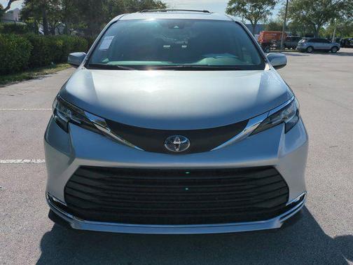 2021 Toyota Sienna XLE 8 Passenger