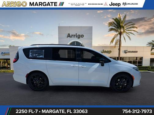 Bright White Clearcoat 2026 Chrysler Pacifica L