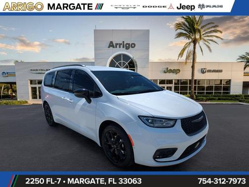 Bright White Clearcoat 2026 Chrysler Pacifica L