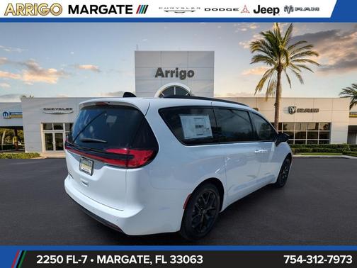 Bright White Clearcoat 2026 Chrysler Pacifica L