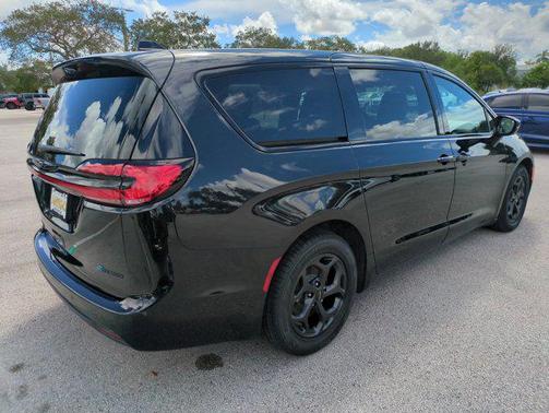 2022 Chrysler Pacifica Hybrid Limited