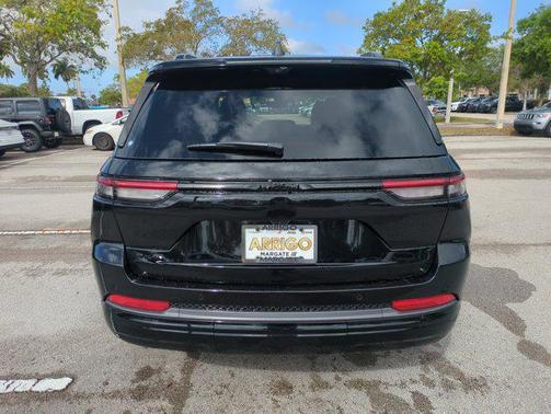 Diamond Black Crystal Pearlcoat 2026 Jeep Grand Cherokee Limited