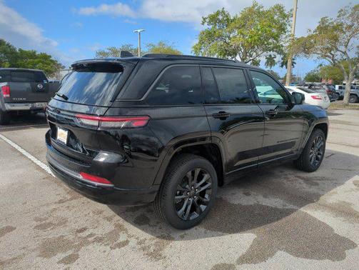Diamond Black Crystal Pearlcoat 2026 Jeep Grand Cherokee Limited