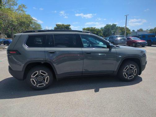 Sting-Gray Clearcoat 2026 Jeep Cherokee Laredo 4x4