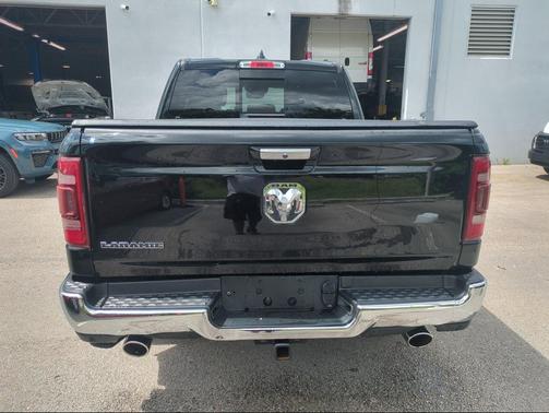 Diamond Black Crystal Pearlcoat 2022 RAM 1500 Laramie
