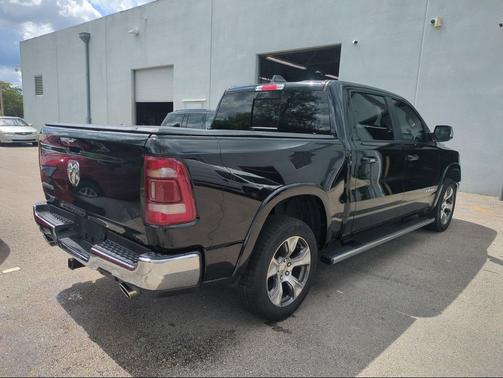 Diamond Black Crystal Pearlcoat 2022 RAM 1500 Laramie