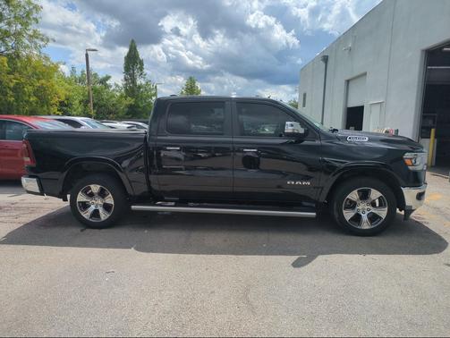 Diamond Black Crystal Pearlcoat 2022 RAM 1500 Laramie