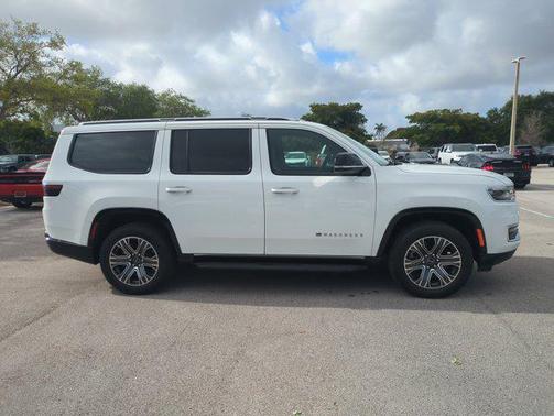 Bright White Clearcoat 2025 Jeep Wagoneer Carbide 4x4