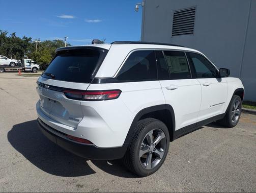 Bright White Clearcoat 2026 Jeep Grand Cherokee Limited