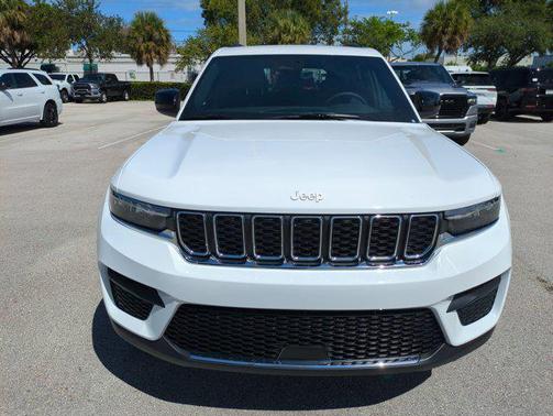 2025 Jeep Grand Cherokee Laredo