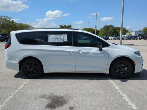 2025 Chrysler Pacifica Hybrid Premium S Appearance Pkg