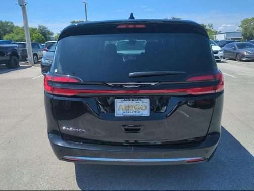 Diamond Black Crystal Pearlcoat 2027 Chrysler Pacifica L