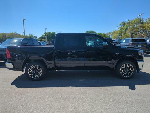 Diamond Black Crystal Pearlcoat 2026 RAM 1500 Laramie