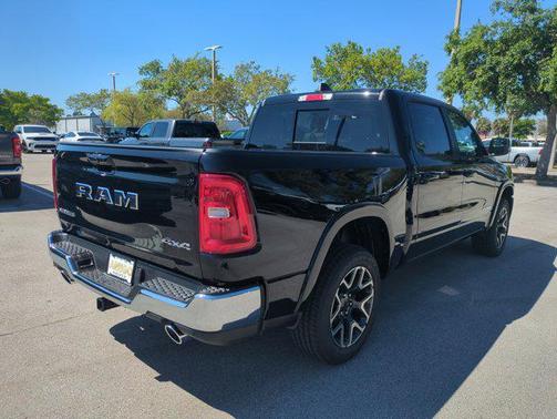 Diamond Black Crystal Pearlcoat 2026 RAM 1500 Laramie
