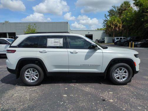 2025 Jeep Grand Cherokee Laredo