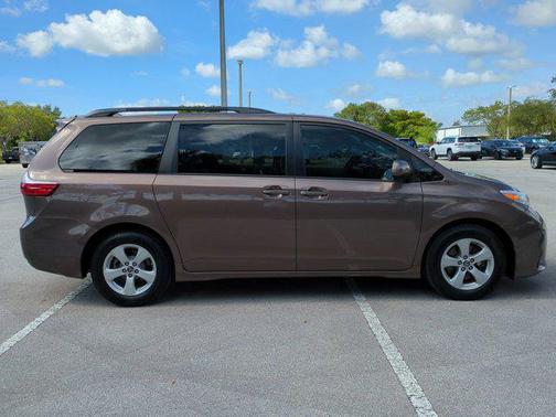 2020 Toyota Sienna LE