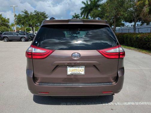 2020 Toyota Sienna LE