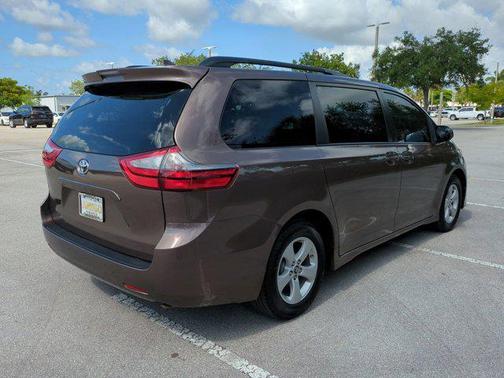 2020 Toyota Sienna LE