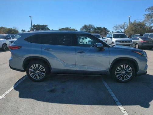 2022 Toyota Highlander Platinum