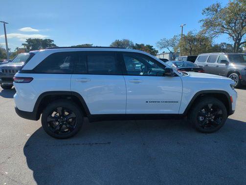 Bright White Clearcoat 2025 Jeep Grand Cherokee Limited
