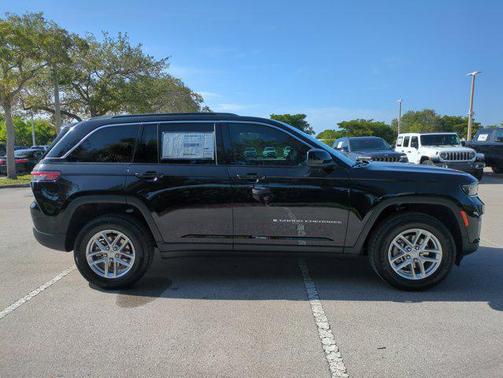 2025 Jeep Grand Cherokee Laredo