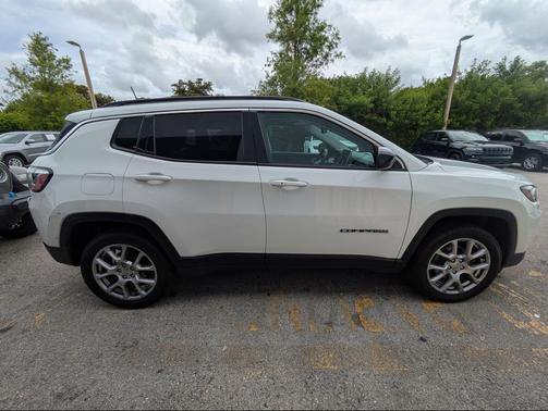 Bright White Clearcoat 2022 Jeep Compass Latitude Lux