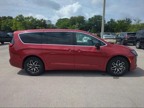 Red Hot Pearlcoat 2027 Chrysler Pacifica Limited