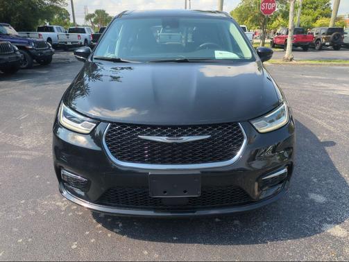 Diamond Black Crystal Pearlcoat 2024 Chrysler Pacifica Touring L