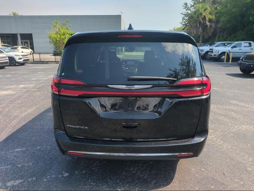 Diamond Black Crystal Pearlcoat 2024 Chrysler Pacifica Touring L