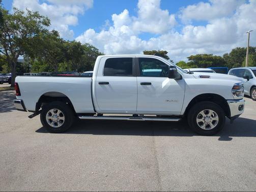 Bright White Clearcoat 2026 RAM 2500 Big Horn Crew Cab 4x4 6'4' Box